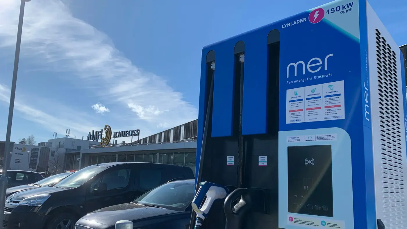 Lynlader for elbil på Amfi Raufoss
