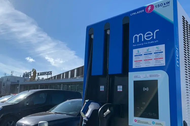 LAD OG SHOP: Våre lynladere sørger for at du får ladet samtidig som du shopper. 