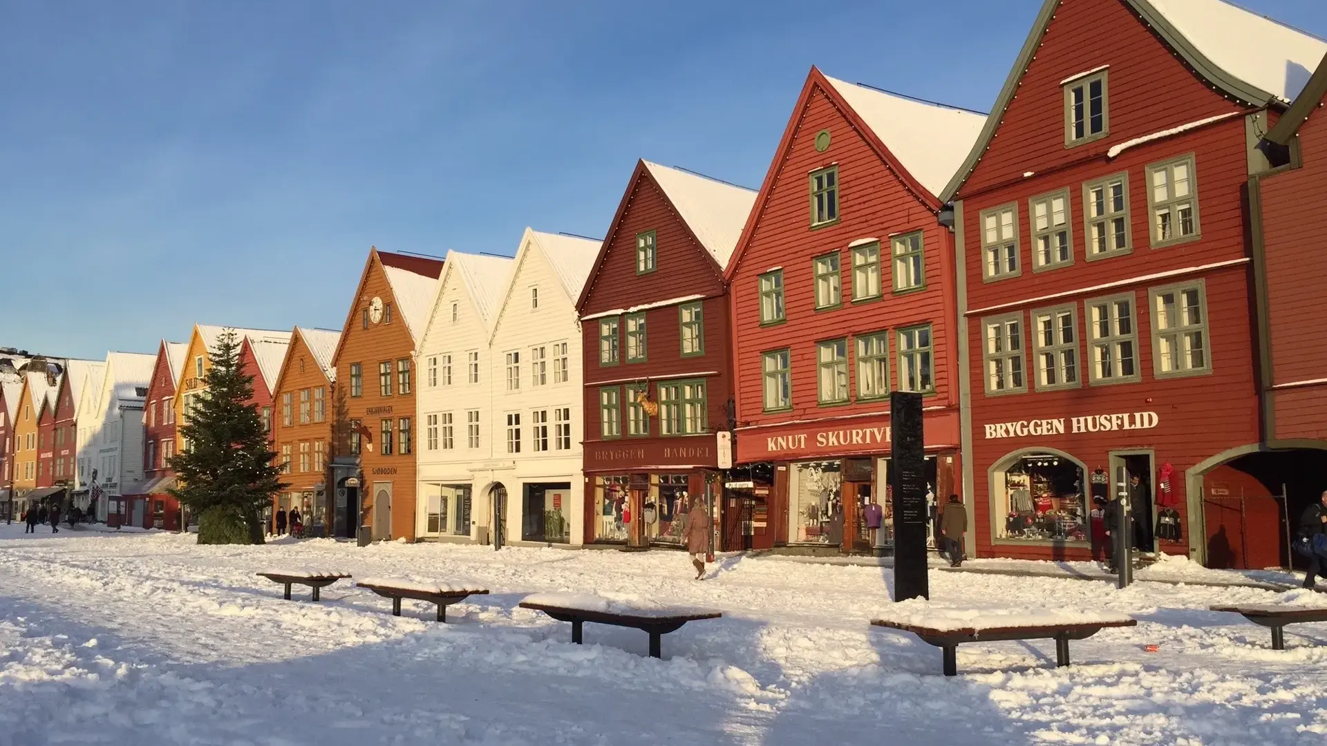 Bryggen i Bergen dekket av snø