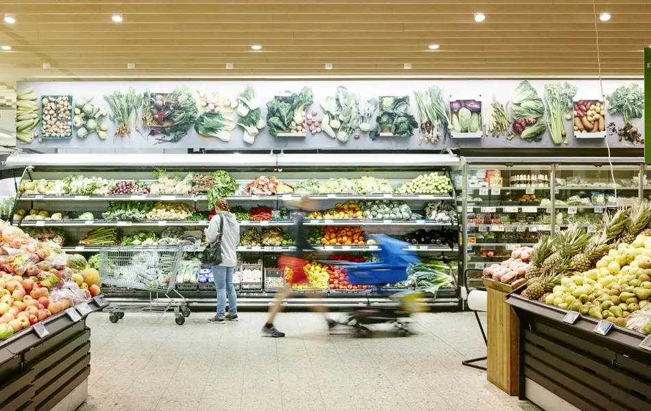 butikk bilde med mennesker som handler på grønnsaksavdeling