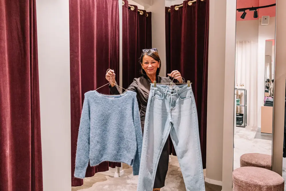 Siv Personal Shopper som viser frem plagg