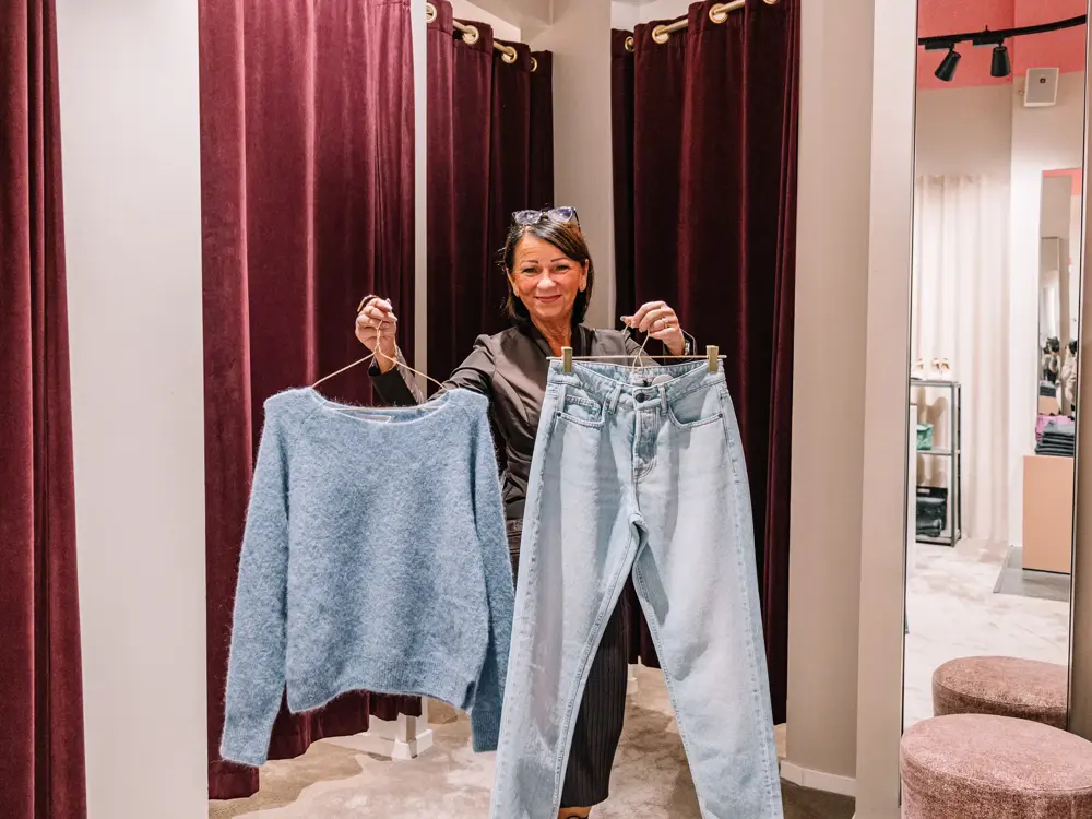 Siv Personal Shopper som viser frem plagg