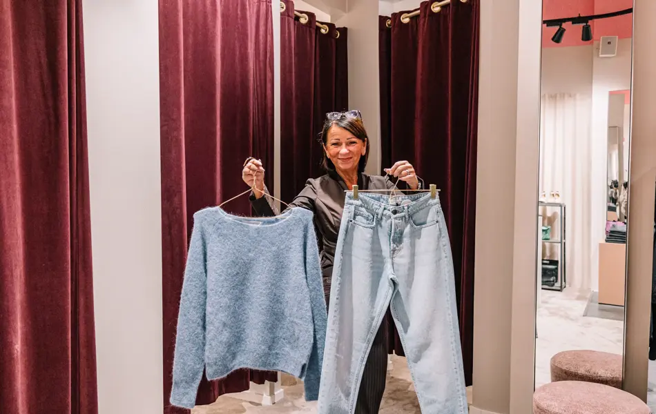 Siv Personal Shopper som viser frem plagg