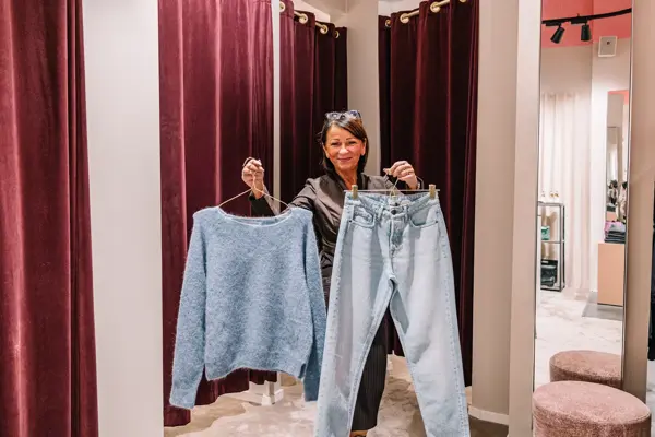 Siv Personal Shopper som viser frem plagg