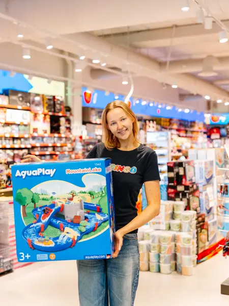 Dame som holder barneleker