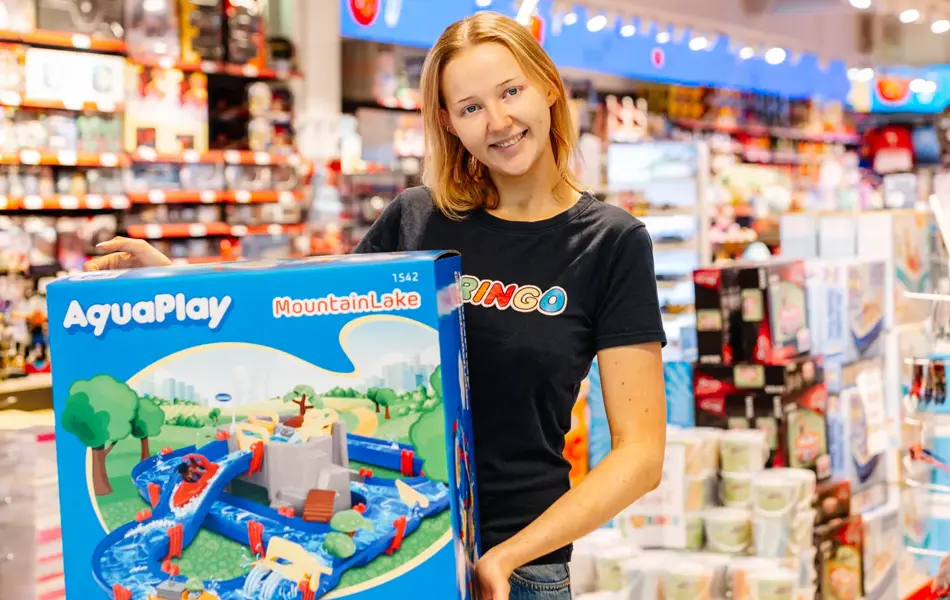 Dame som holder barneleker