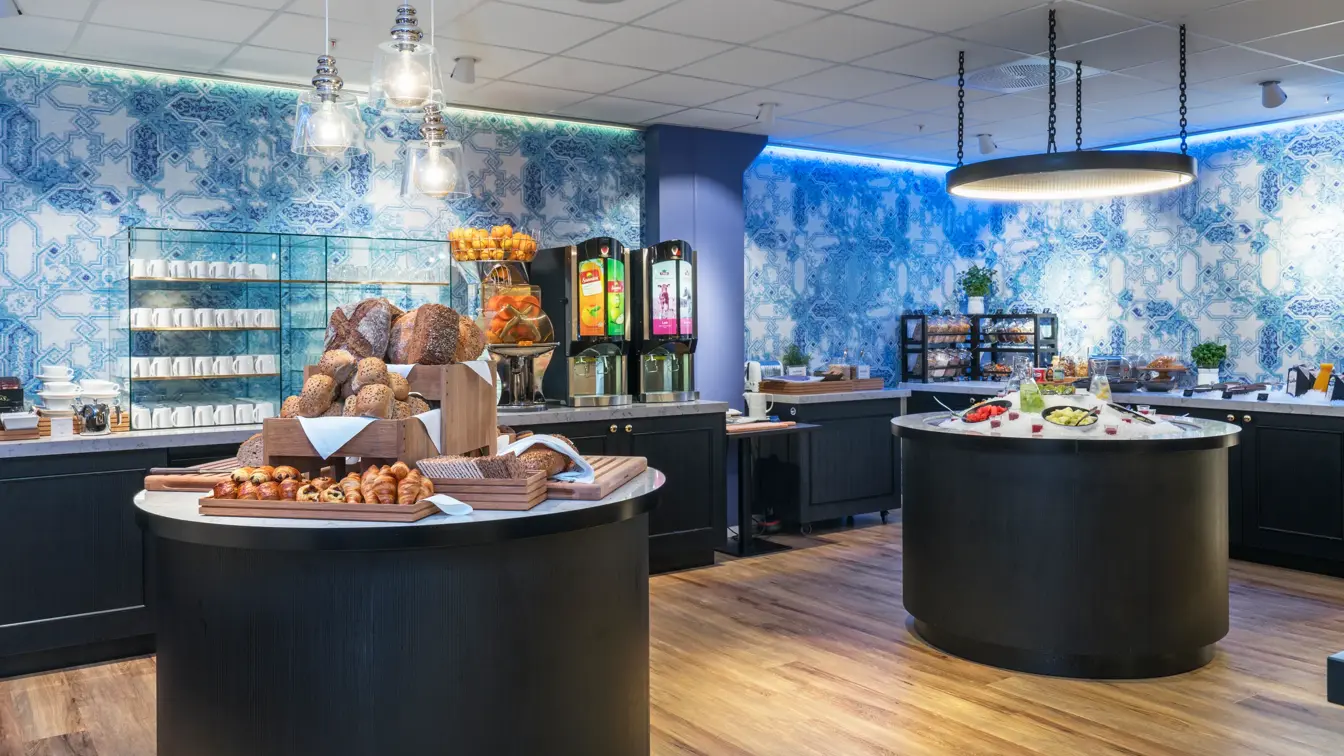 Frokostbuffet på benker og øyer i Thon Hotel Skis frokostsal