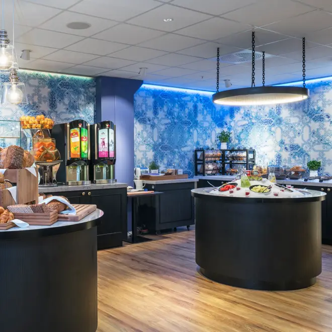 Frokostbuffet på benker og øyer i Thon Hotel Skis frokostsal