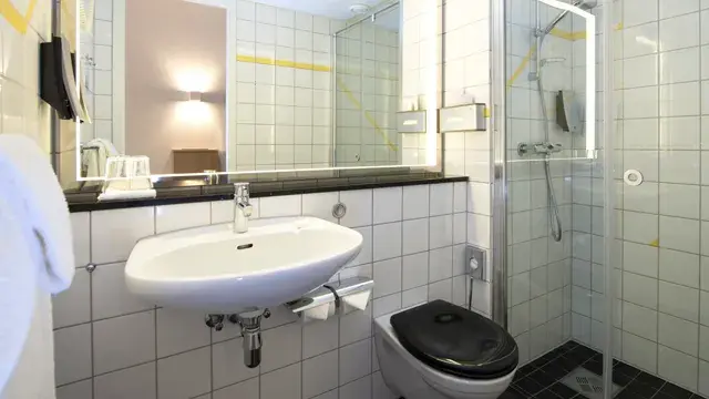 Bad med dusj i twin rom på Thon Hotel Bergen Airport