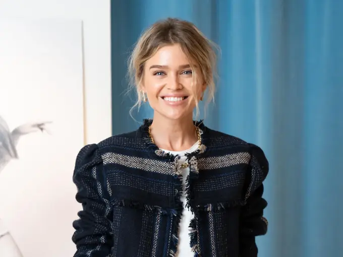 Ung kvinne som smiler mot kamera