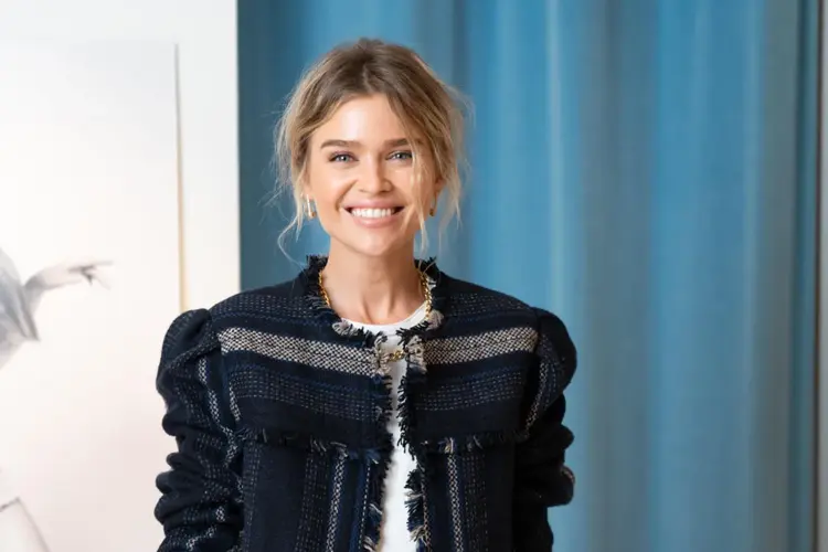 Ung kvinne som smiler mot kamera