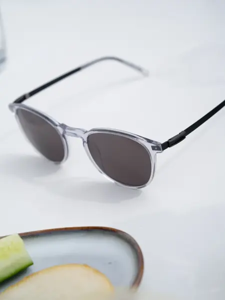 Transparente solbriller på et bord