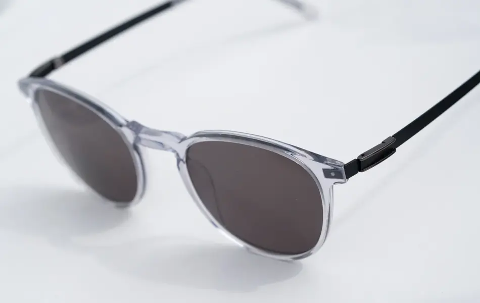 Transparente solbriller på et bord