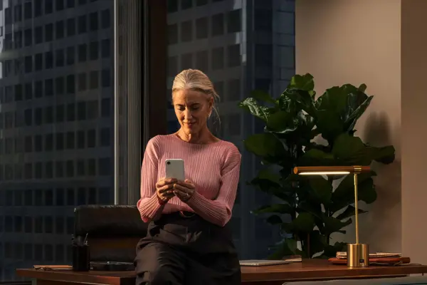 iPhone 17e - Lifestyle