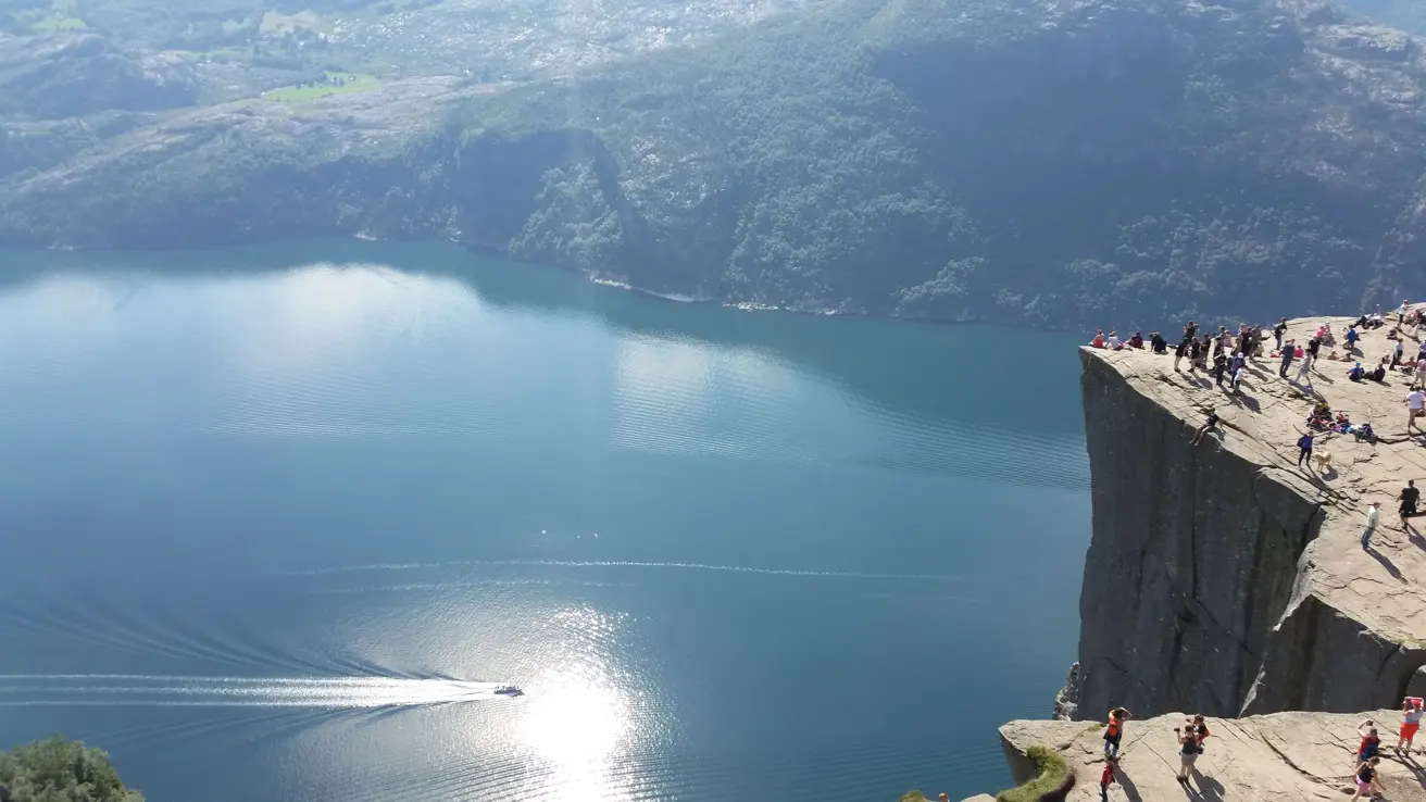 Bilde av prekestolen med fjorden i bakgrunnen