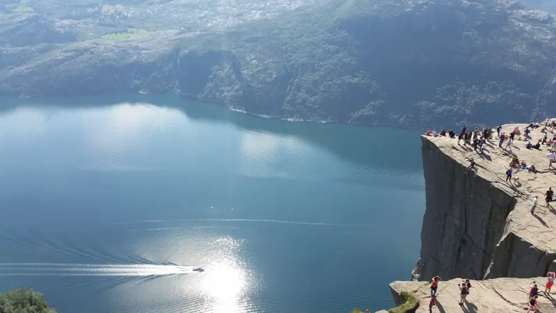 Bilde av prekestolen med fjorden i bakgrunnen
