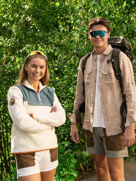 Jente og gutt utendørs i turutstyr