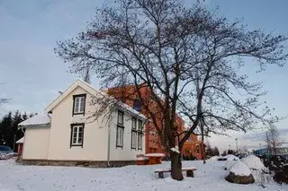 Hvit trefasade på utsiden av gammelstua