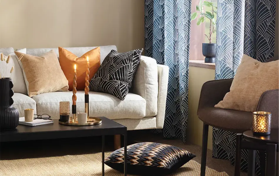 Sofagruppe med blå gardiner og brunevegger i bakgrunn
