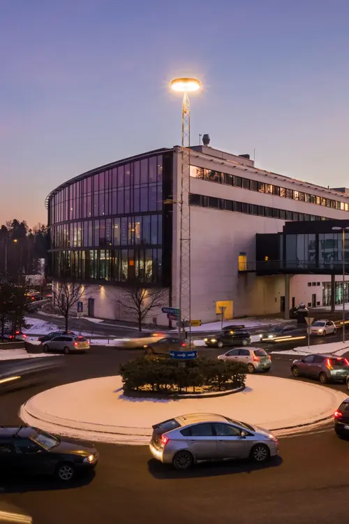 Fasadebilde av Sandvika Storsenter med rundkjøring ved senteret