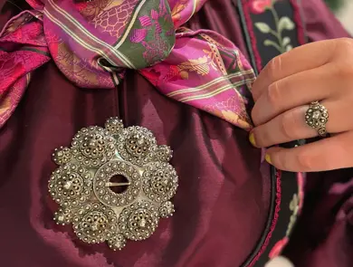 Dame med bunad med sølje