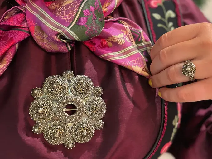 Dame med bunad med sølje