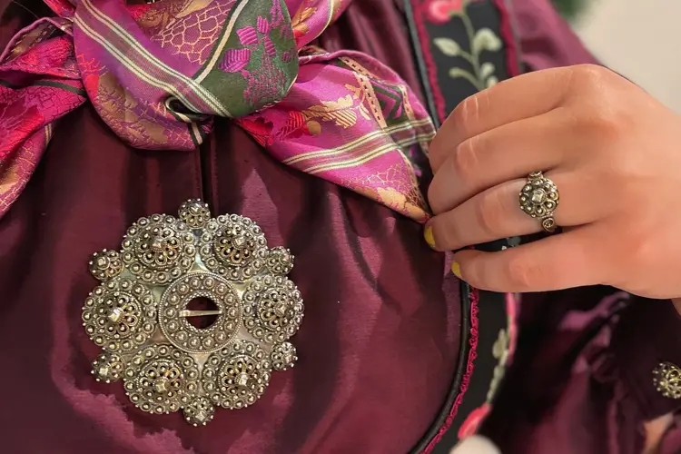 Dame med bunad med sølje