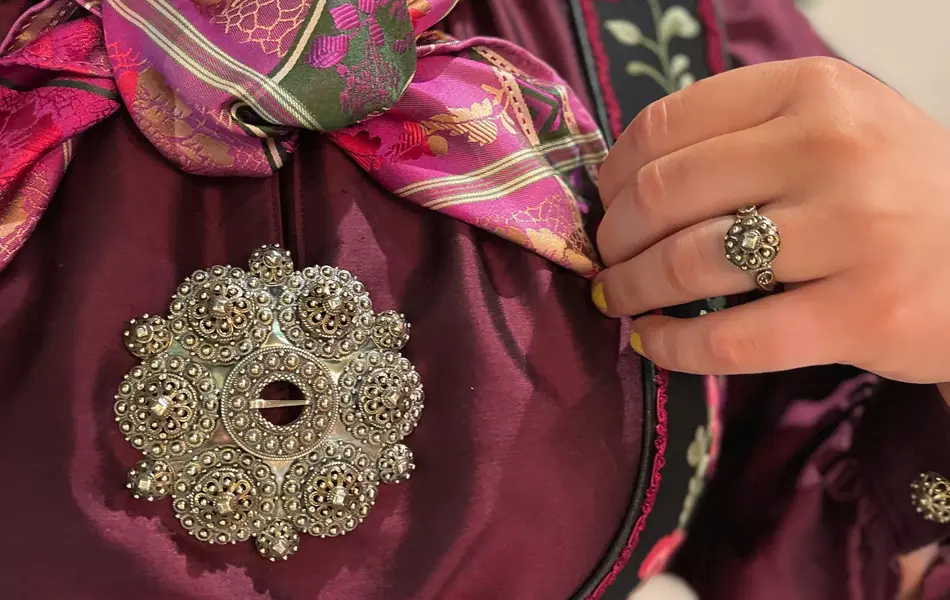 Dame med bunad med sølje