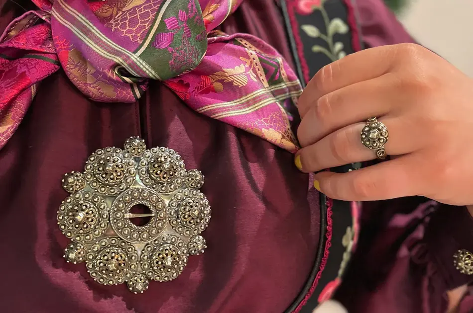 Dame med bunad med sølje