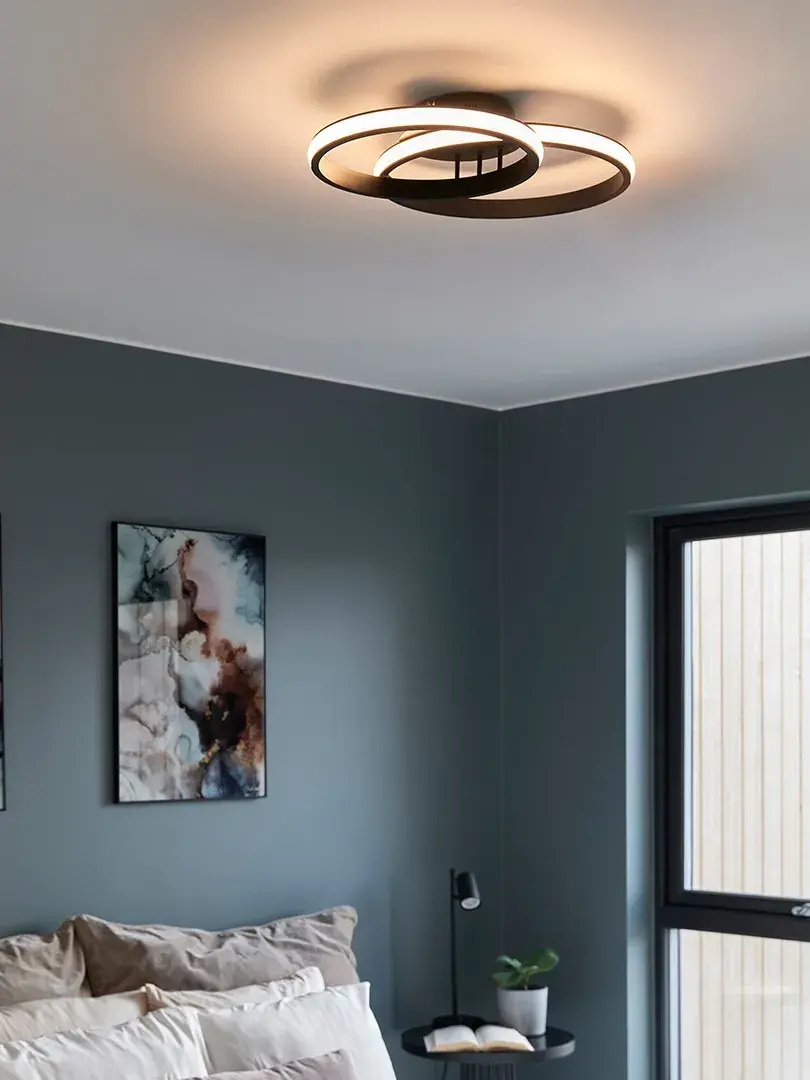 Taklampe formet som ringer i et soverom