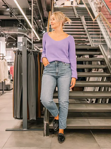 Jeans og strikkegenser på dame