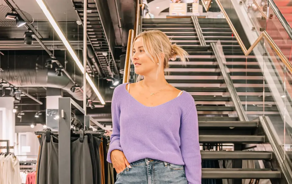 Jeans og strikkegenser på dame