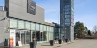 Thon Senter Vormsund,  fasade med inngang og logo på vegg.