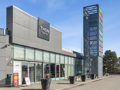 Thon Senter Vormsund,  fasade med inngang og logo på vegg.