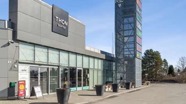Thon Senter Vormsund,  fasade med inngang og logo på vegg.