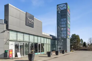 Thon Senter Vormsund,  fasade med inngang og logo på vegg.