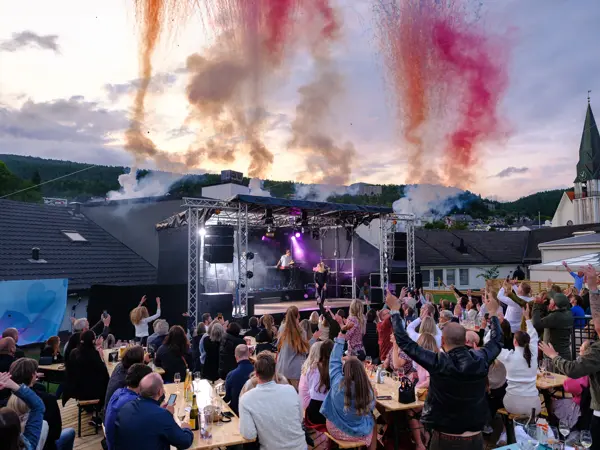 Dagny fremfører for en gjeng på utekonsert med pyro effekter