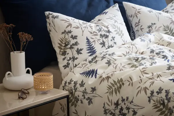 seng med lyst blomstrete sengesett