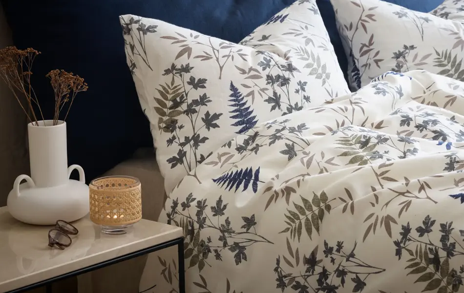 seng med lyst blomstrete sengesett