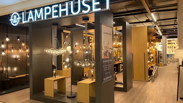 innendørs butikk med lamper og skilt