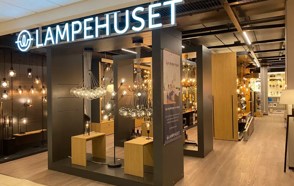innendørs butikk med lamper og skilt