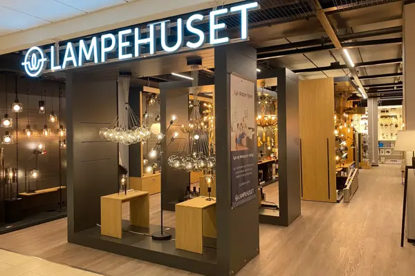 innendørs butikk med lamper og skilt