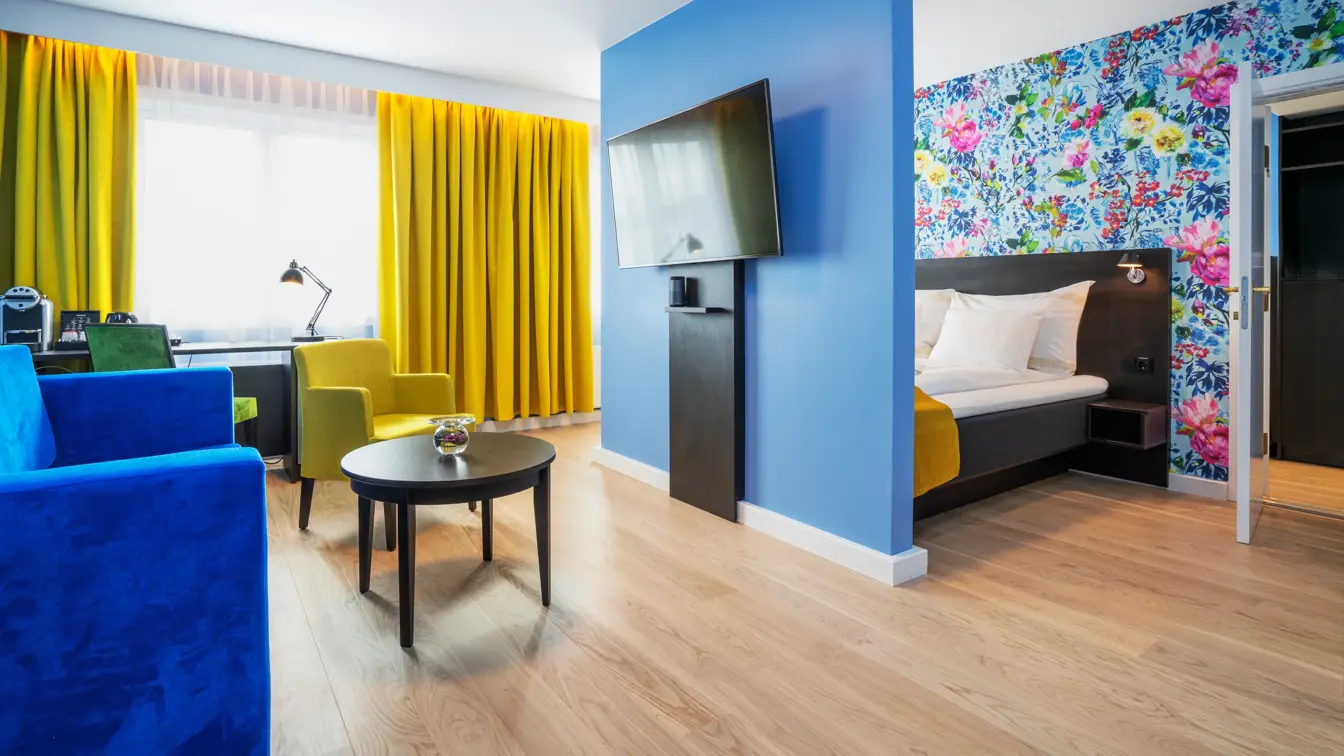 Sittegruppe med sofa, stol og TV  i business rom på Thon Hotel Moldefjord