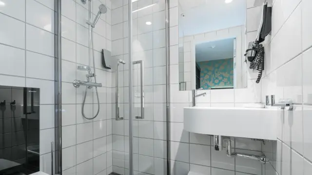 Bad med dusj i enkeltrom på Thon Hotel Nidaros
