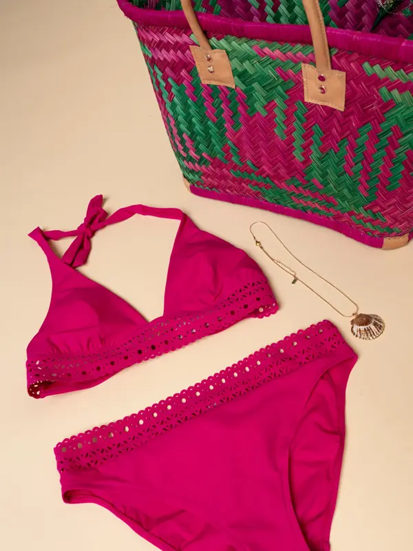 rosa bikini, kjede og rosamønstret stråveske