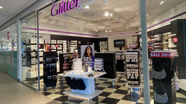 innendørs butikk med smykker