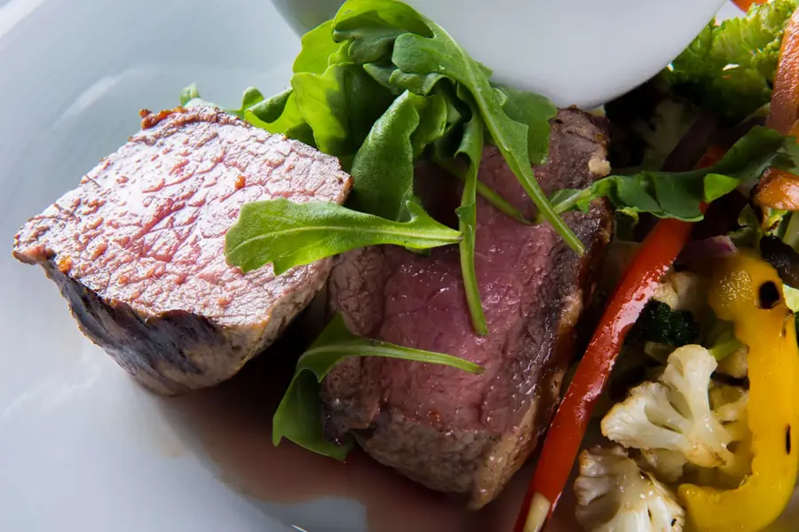 Matrett med biff, grønnsaker og saus