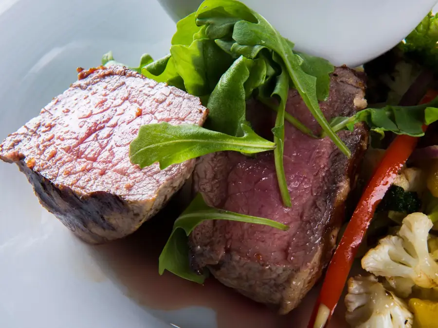 Matrett med biff, grønnsaker og saus