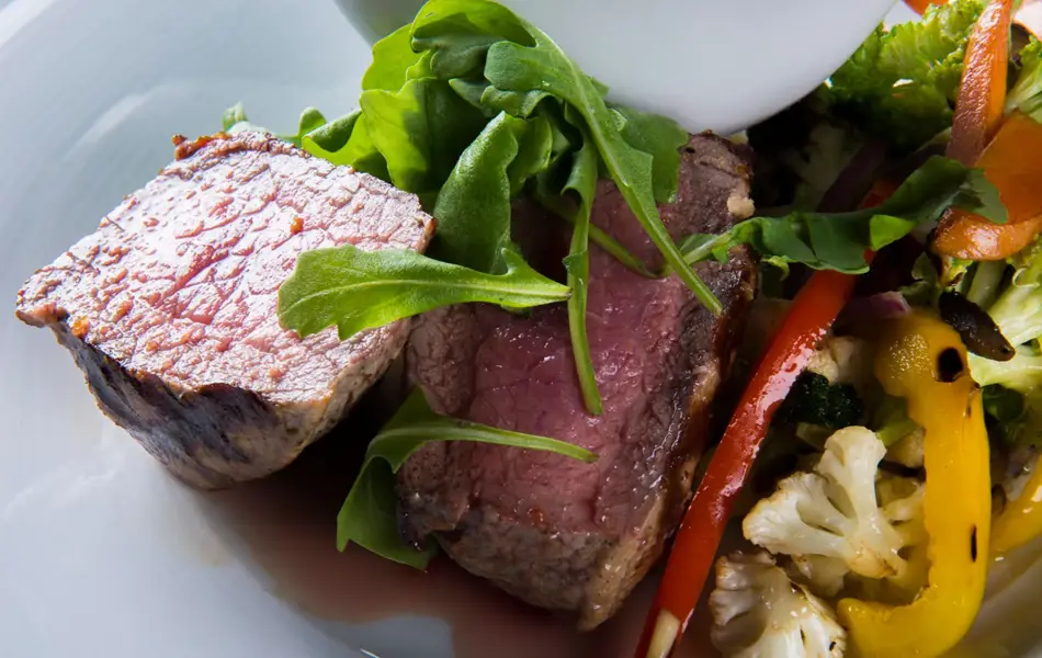 Matrett med biff, grønnsaker og saus