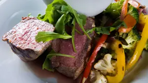 Matrett med biff, grønnsaker og saus